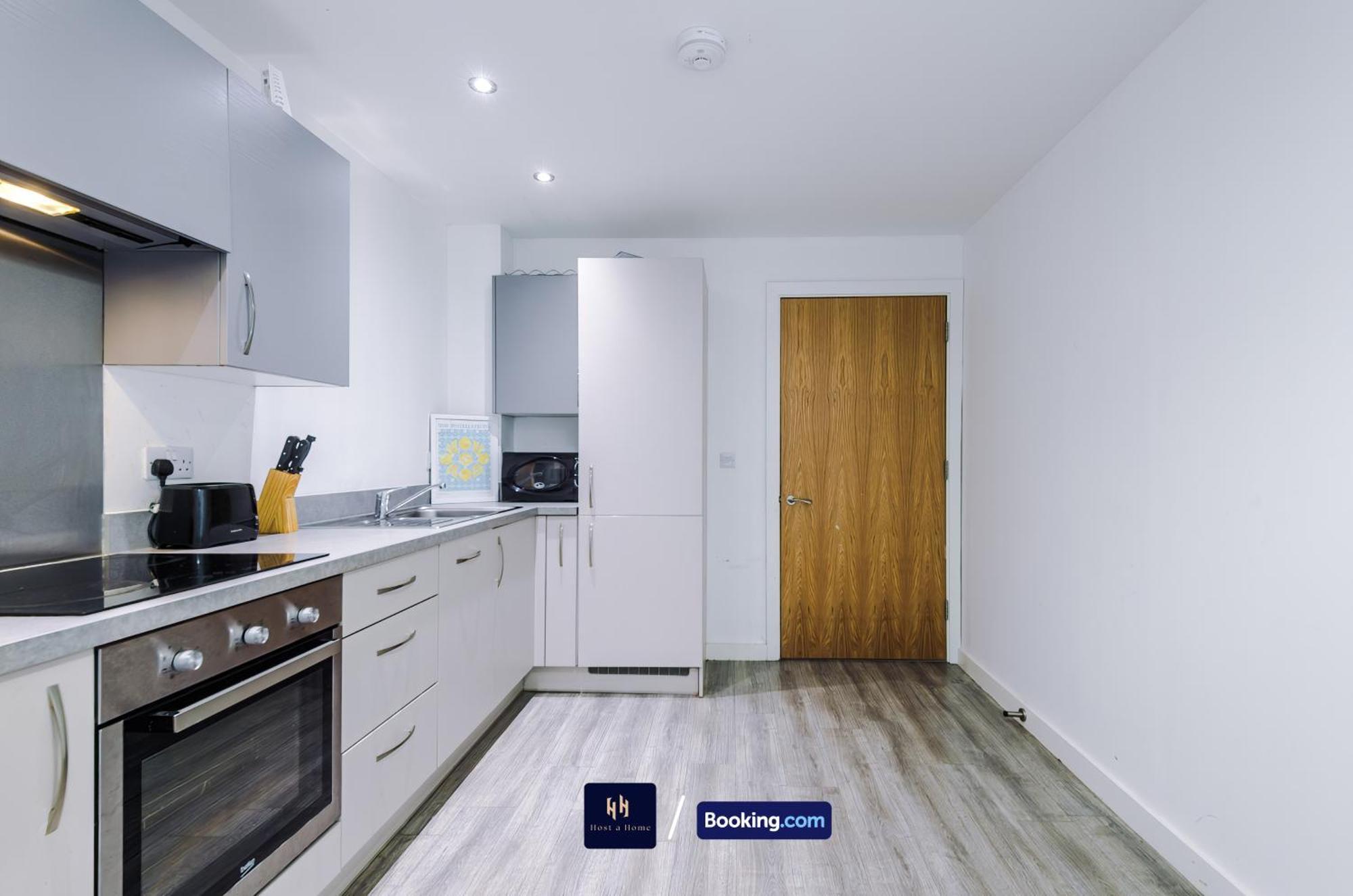 Large 2 Bedroom With Balcony By Host A * Manchester