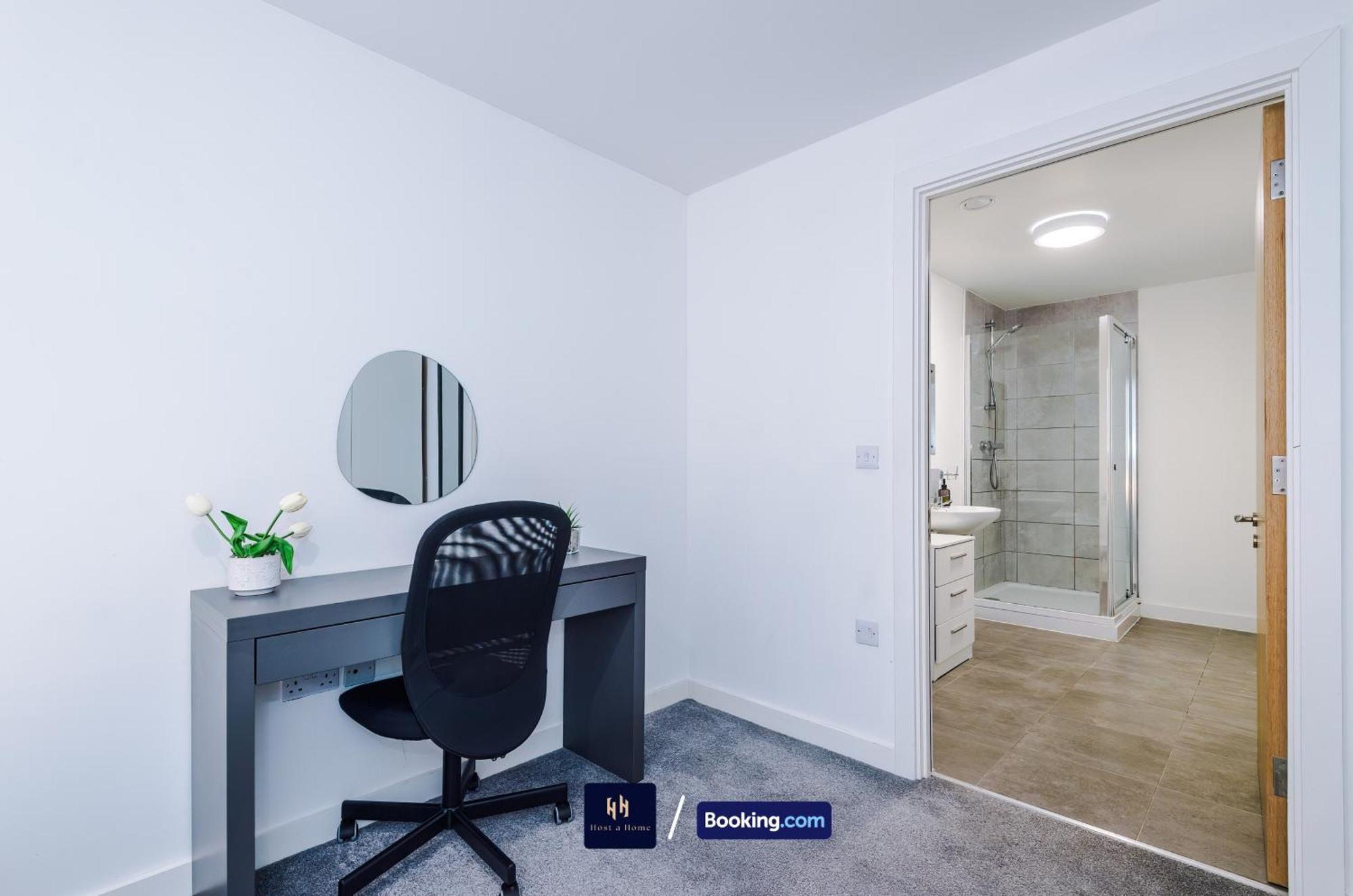 Large 2 Bedroom With Balcony By Host A Manchester
