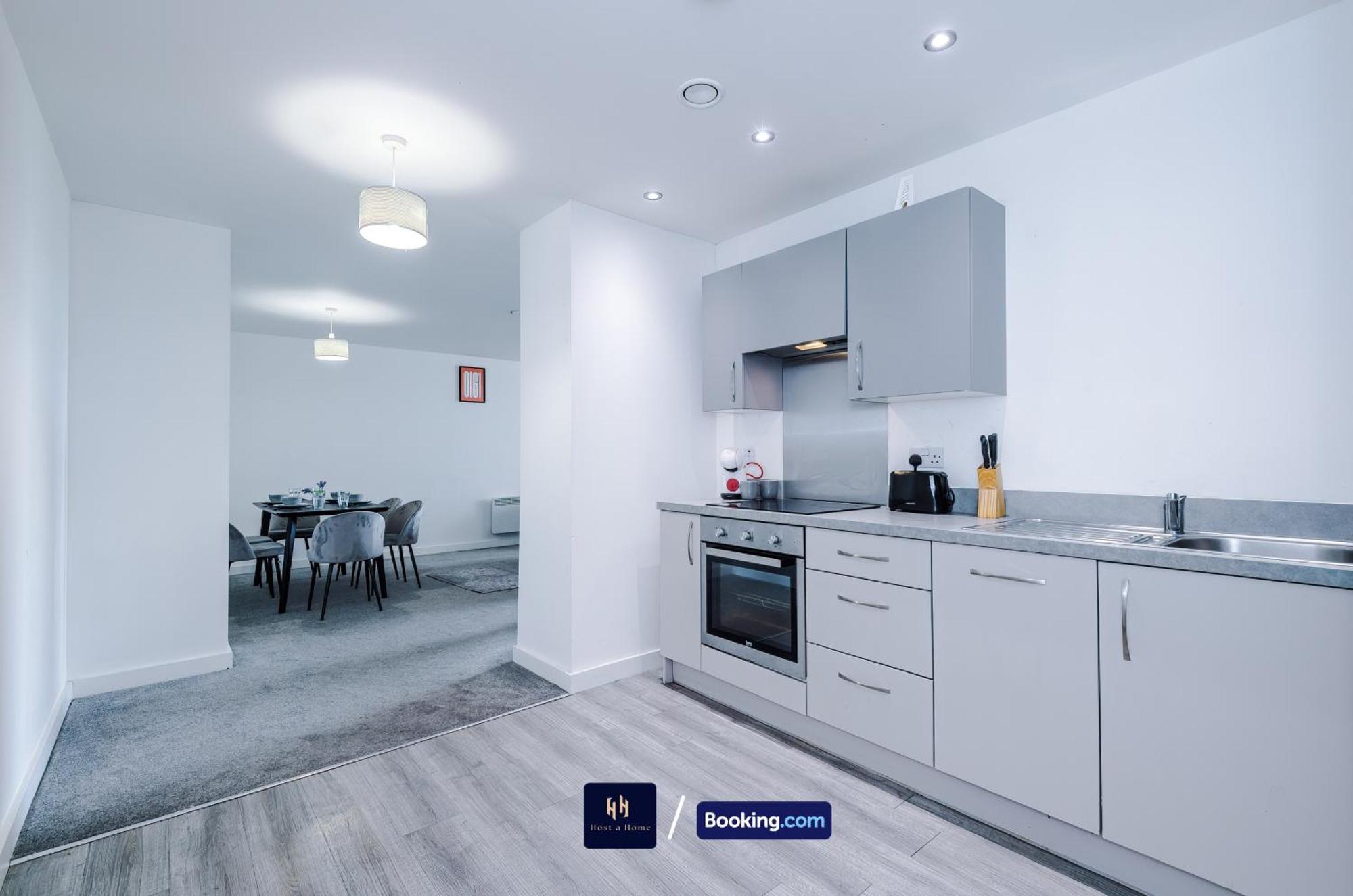Large 2 Bedroom With Balcony By Host A Apartment *