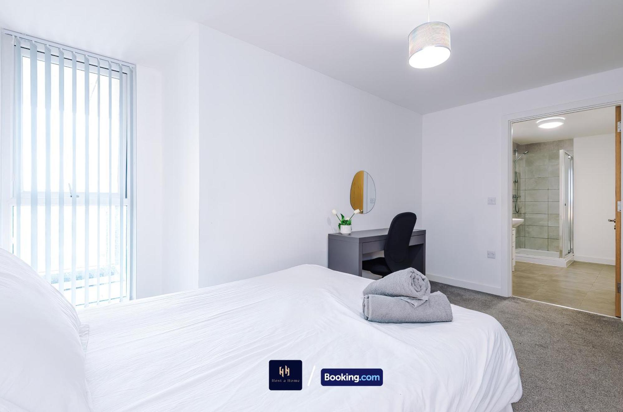 Apartment Large 2 Bedroom With Balcony By Host A *