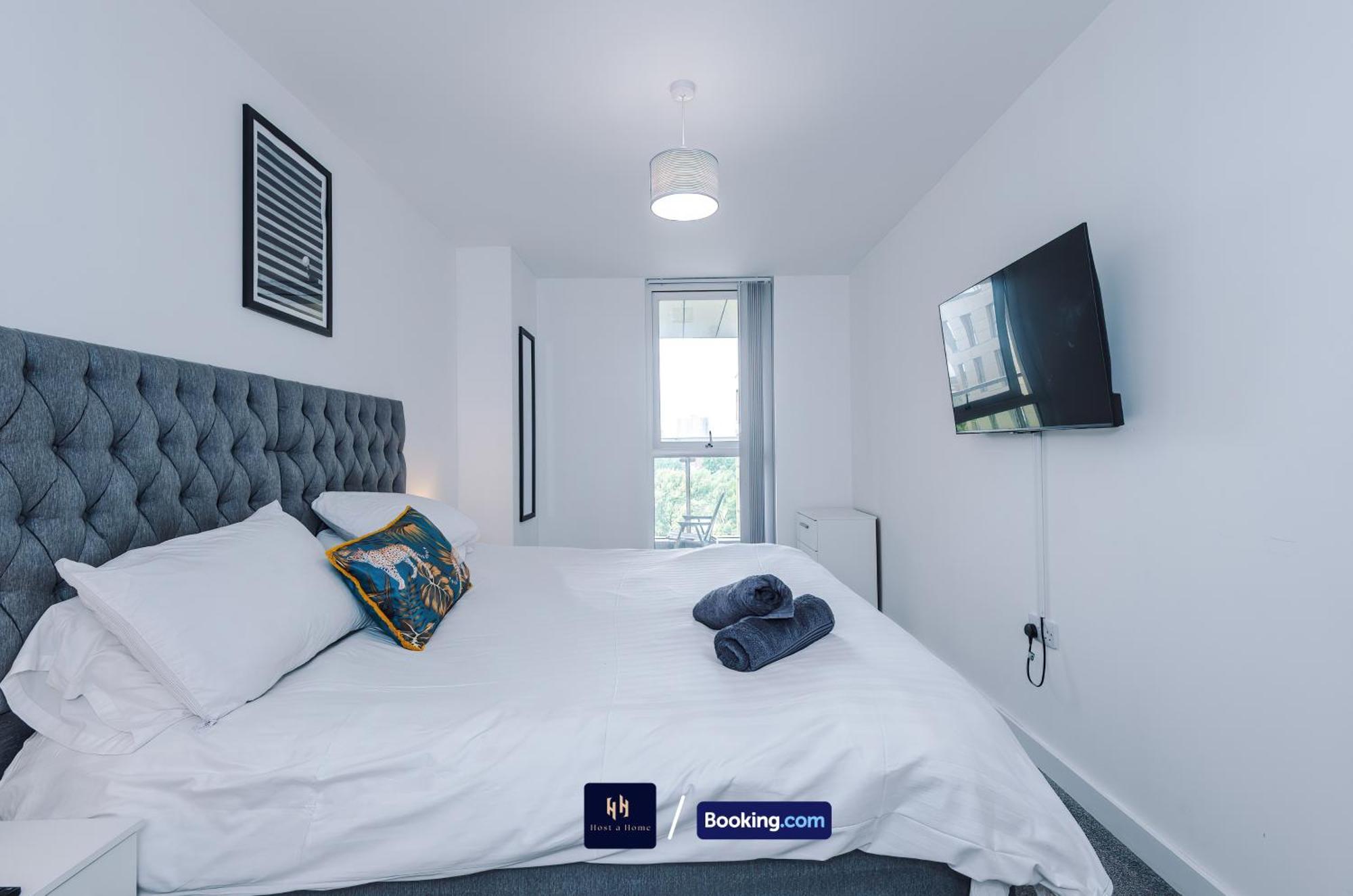 Large 2 Bedroom With Balcony By Host A Apartment