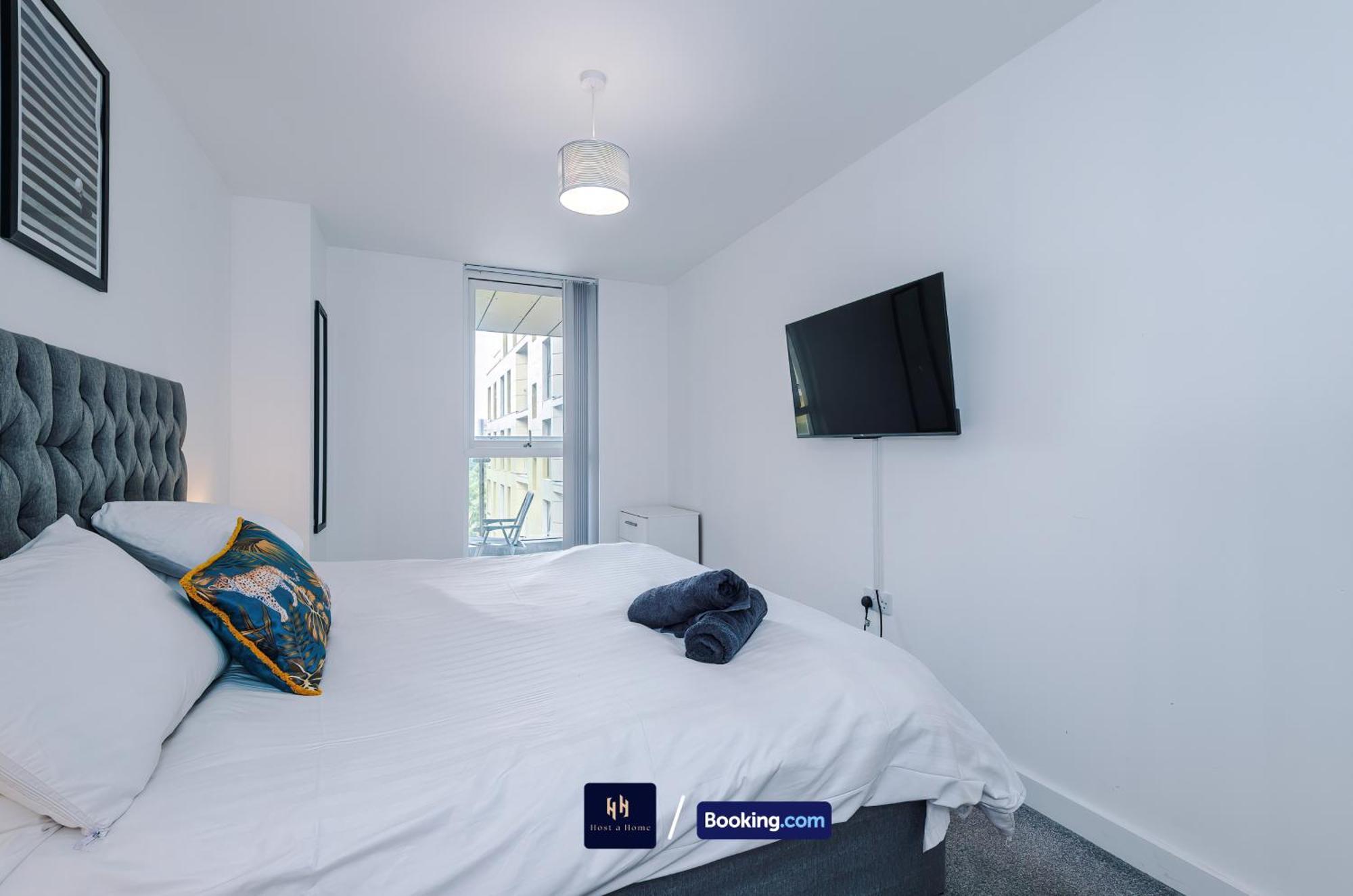 Large 2 Bedroom With Balcony By Host A * Manchester