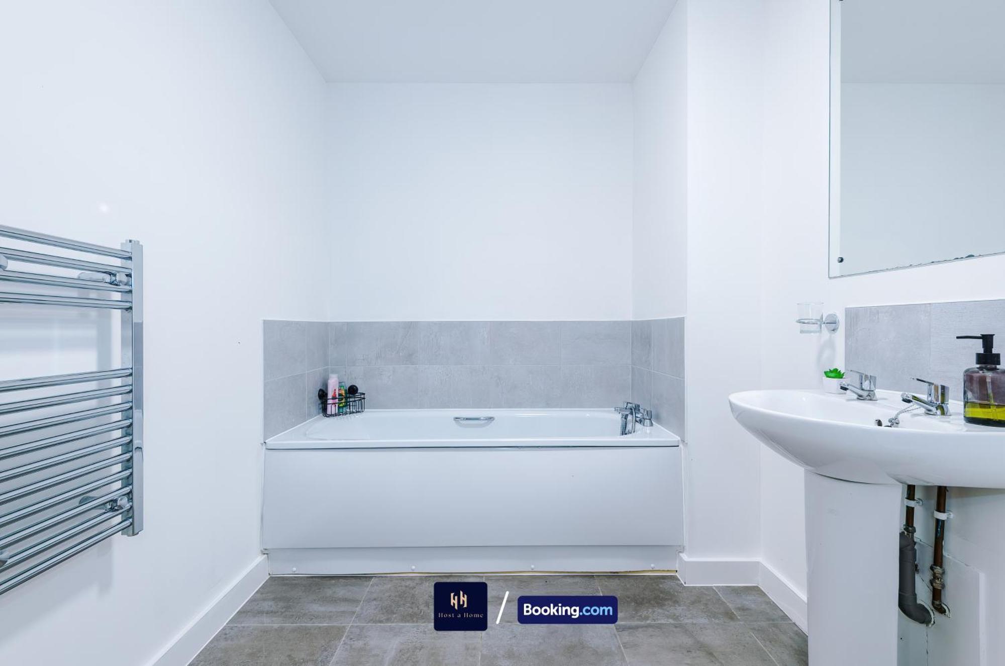 Large 2 Bedroom With Balcony By Host A