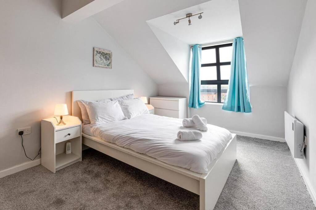 Large 2 Bed 2 Bath Apartment *