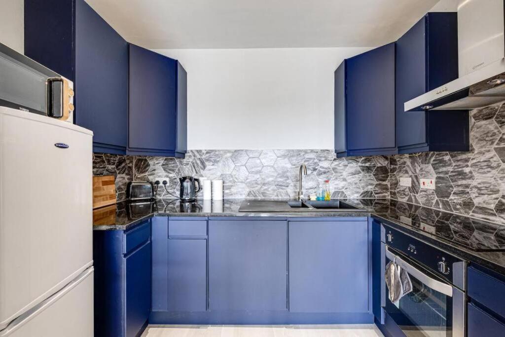 Large 2 Bed 2 Bath Apartment *