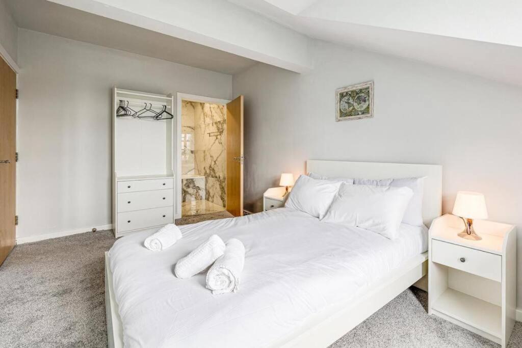 Large 2 Bed 2 Bath Apartment Manchester