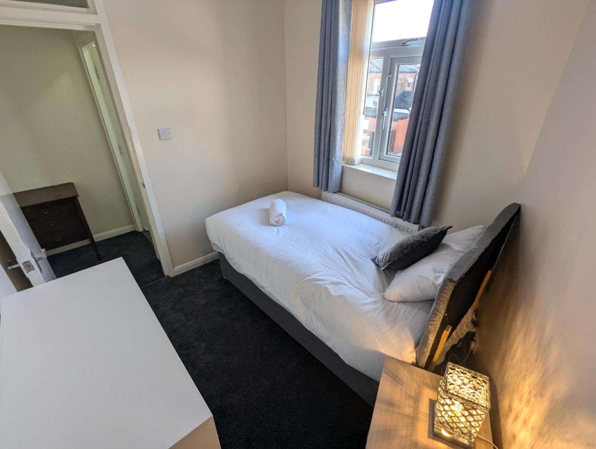 Spacious Powell Sleeps 11 6 Bed 1 5 Bath Holiday home Manchester