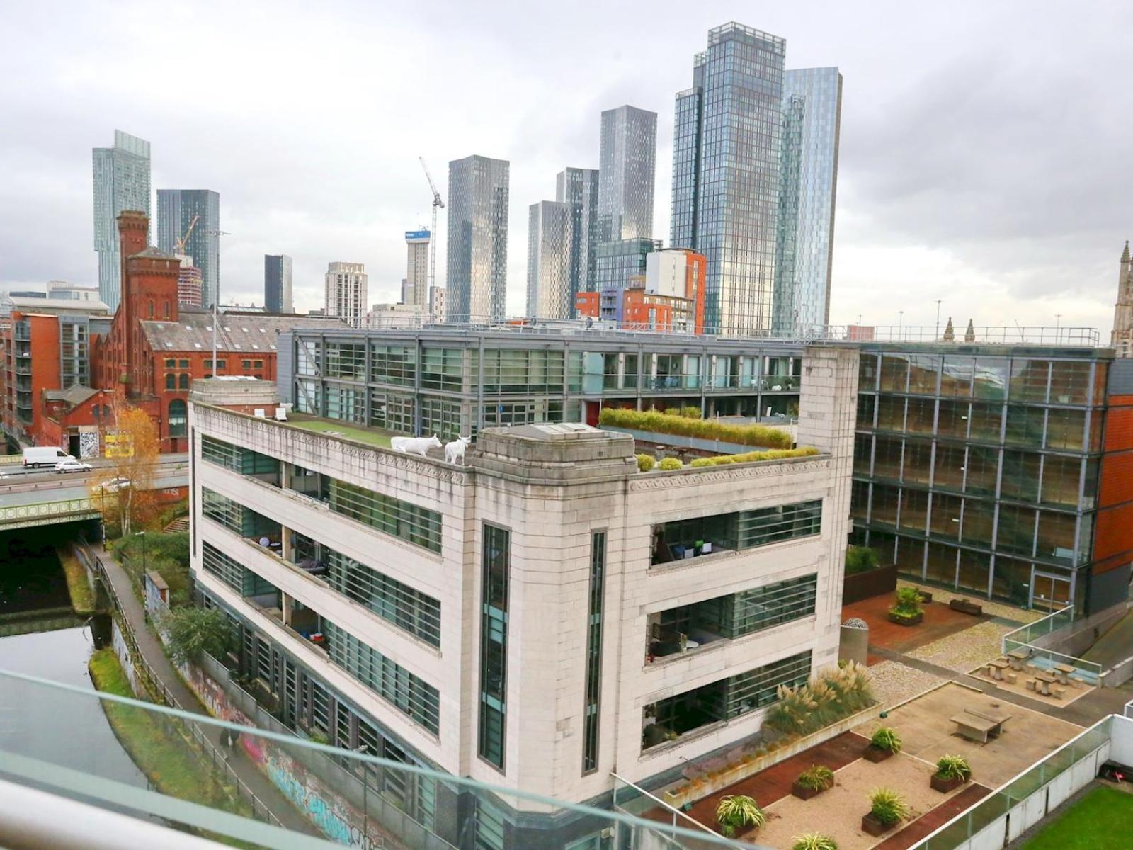 Pass The Keys Stunning Views Canal Side Flat With Free Parking