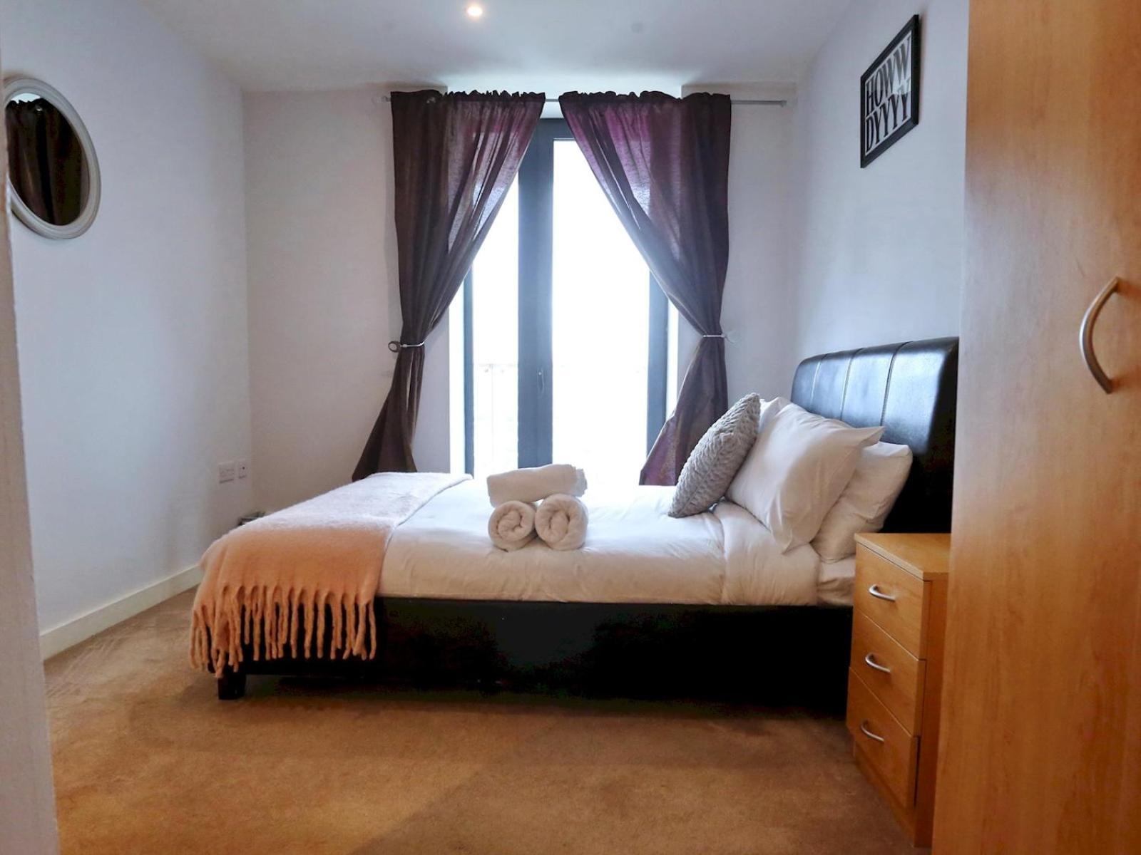 Pass The Keys Stunning Views Canal Side Flat With Free Parking Manchester