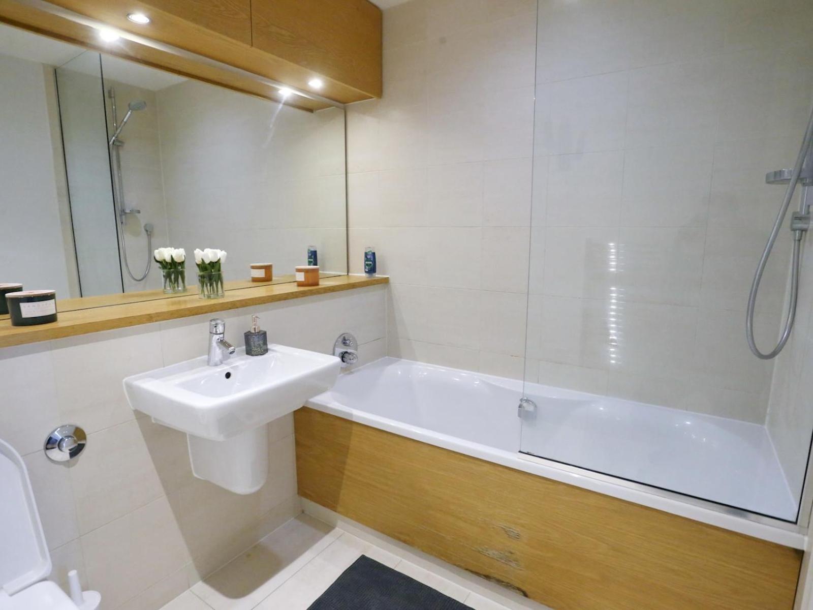 Pass The Keys Stunning Views Canal Side Flat With Free Parking Apartment *