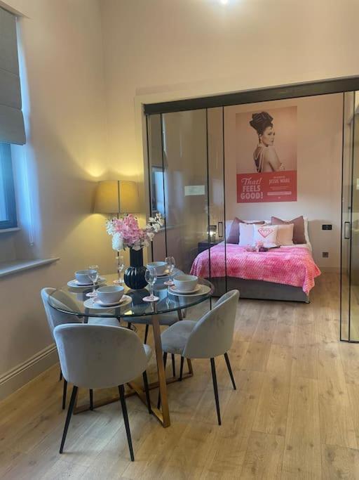 Pretty Pink Posh Penthouse Apartment *