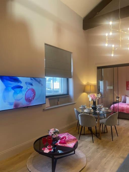 Pretty Pink Posh Penthouse Apartment Manchester