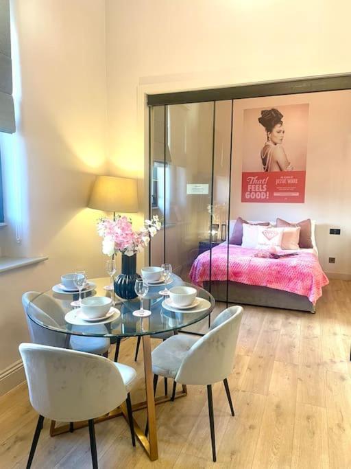 Pretty Pink Posh Penthouse Apartment *
