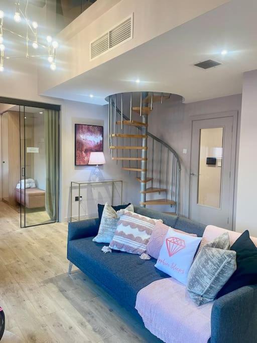 Pretty Pink Posh Penthouse *
