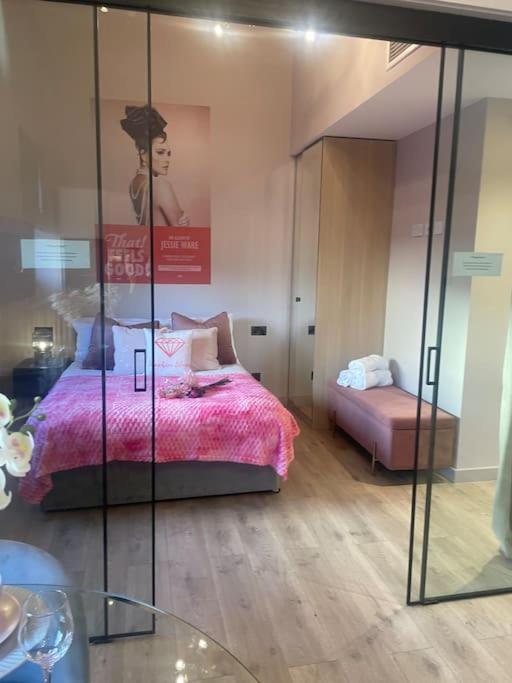 Pretty Pink Posh Penthouse Apartment Manchester
