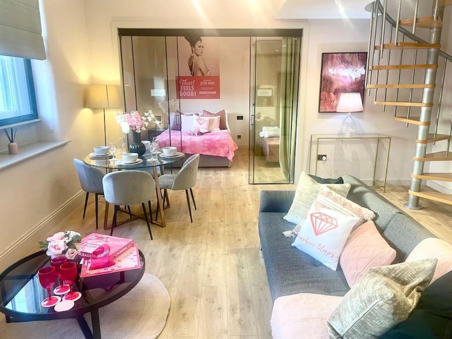 Pretty Pink Posh Penthouse Apartment Manchester