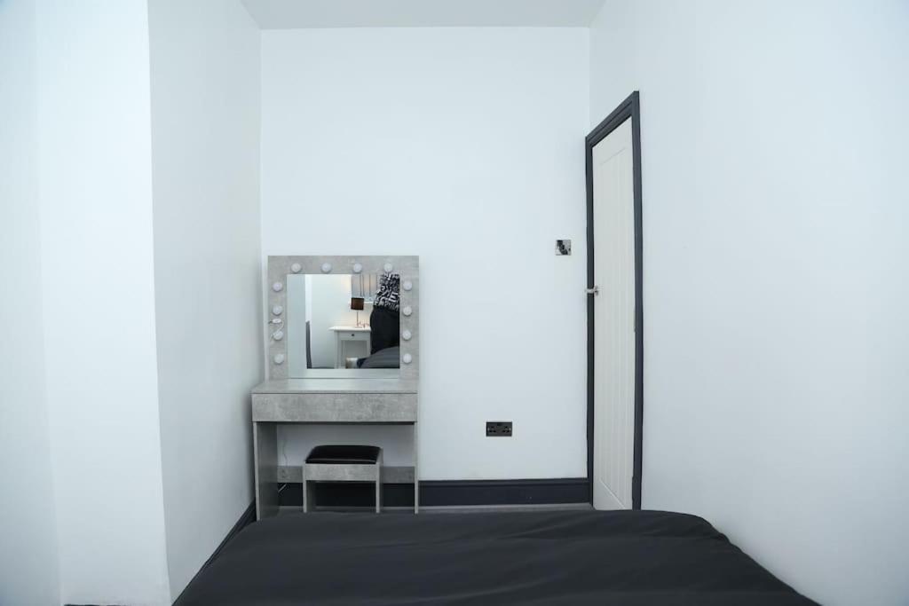 Full, Modern Family House In Salford Holiday home *