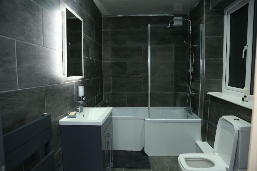 Full, Modern Family House In Salford Manchester