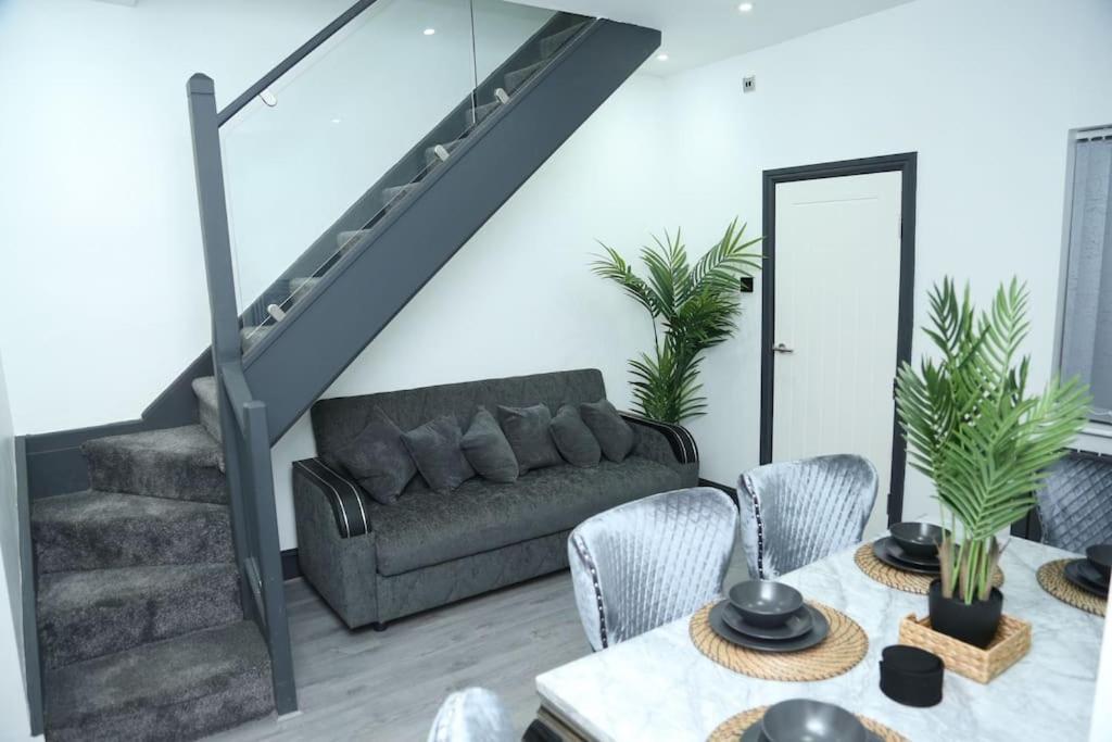 Full, Modern Family House In Salford Manchester