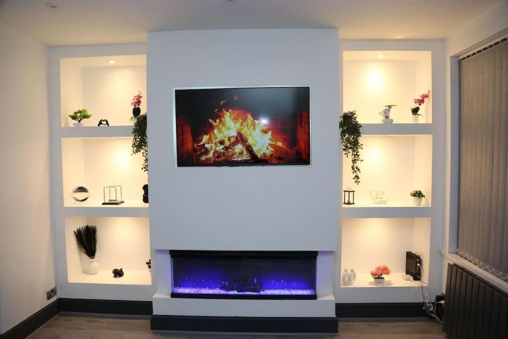 Full, Modern Family House In Salford *