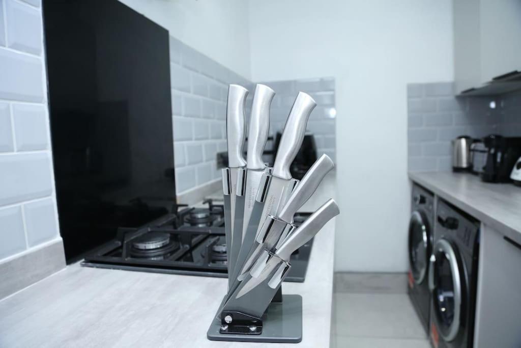 Full, Modern Family House In Salford Holiday home *
