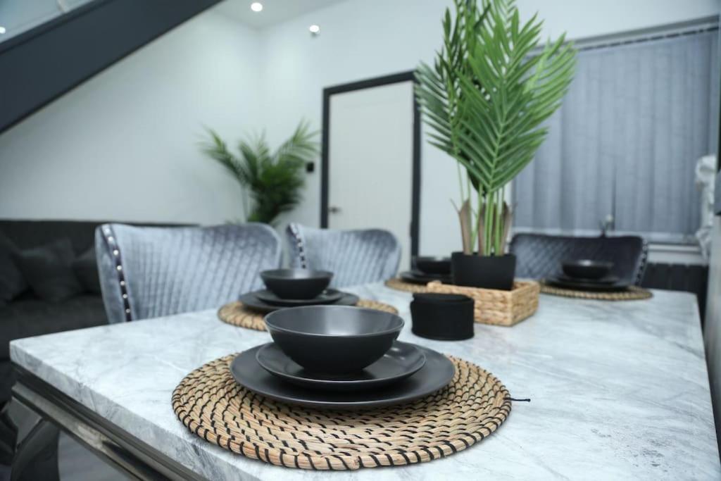 Full, Modern Family House In Salford