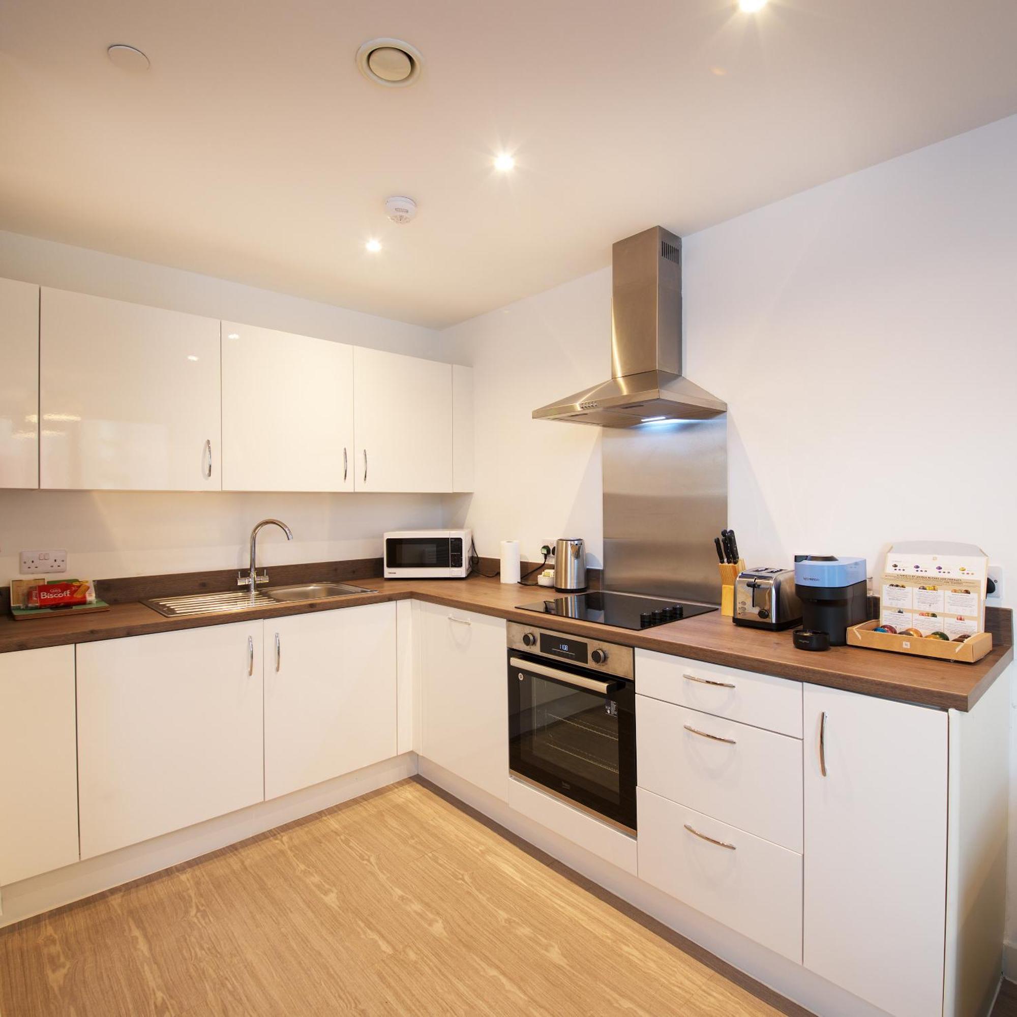 Modern 1-bed Near Centre, Arndale, Spinningfields, Mediacityuk, Old Trafford & Etihad, Sleeps 4, Netflix, Gym, Balcony, Nespresso Machine, Perfect For Long & Short Stays, Leisure, Contractors & Professionals! Apartment