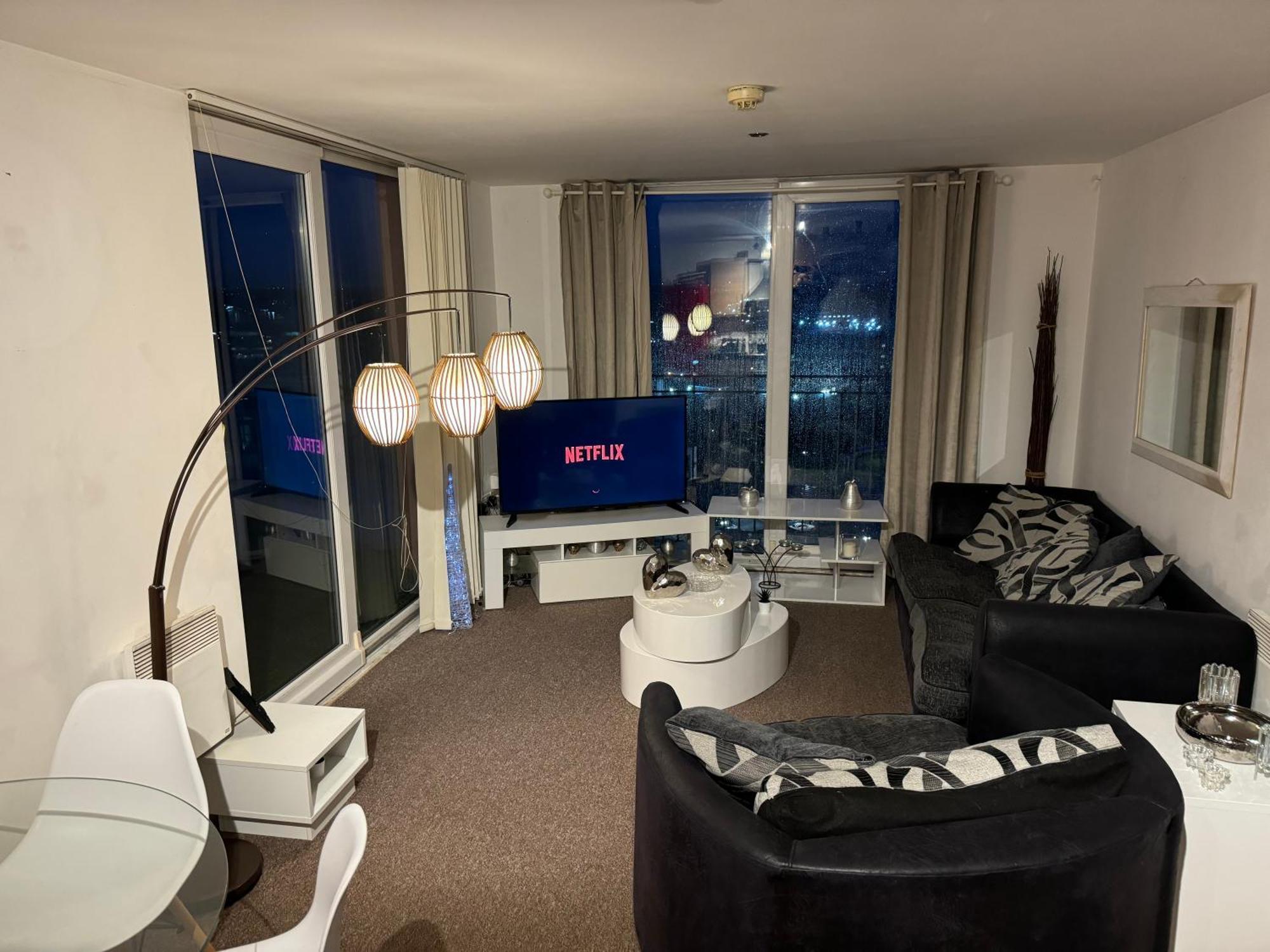 Apartment Walking Distance From Etihad And Coop Arena Parking Free *