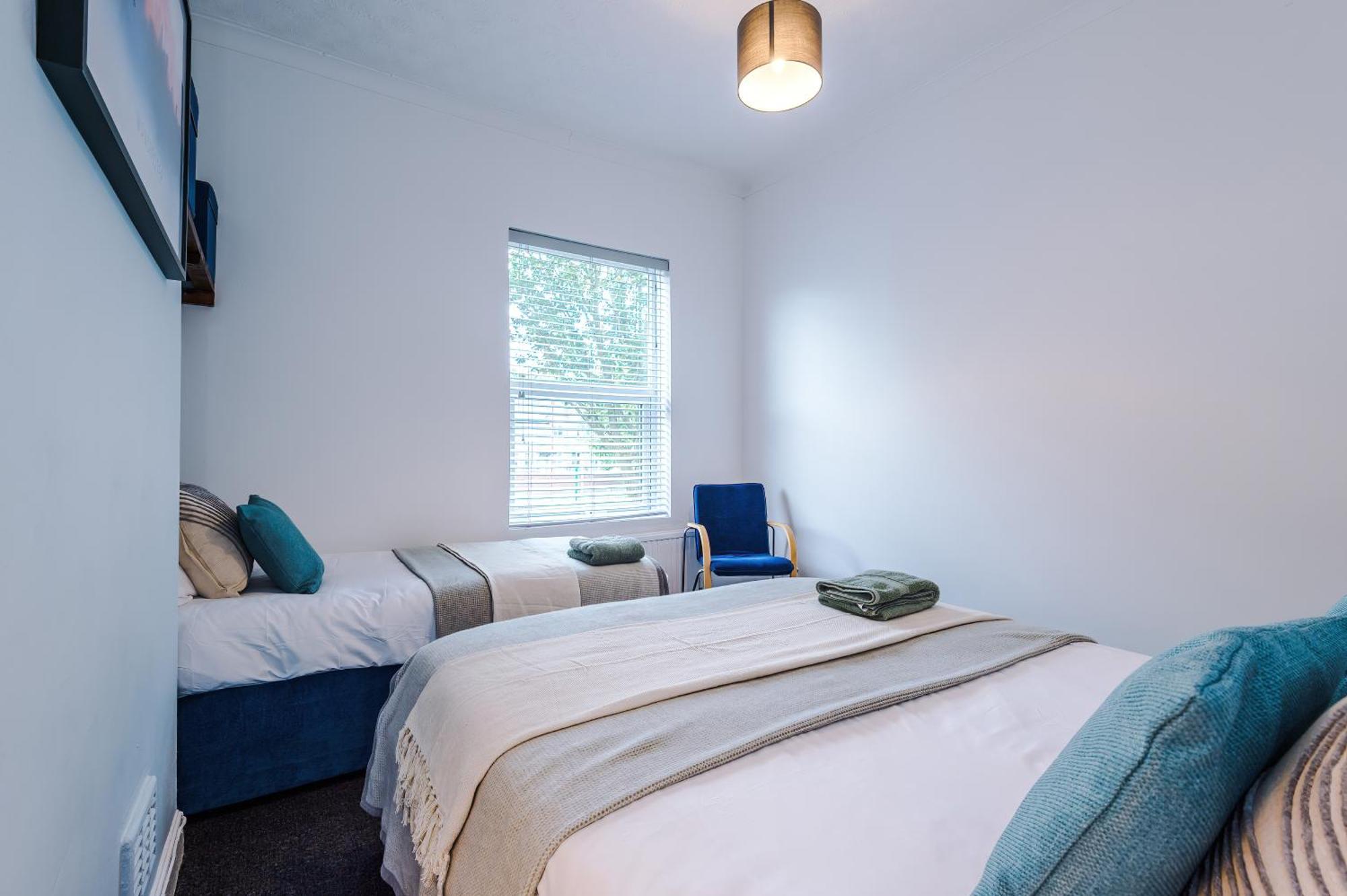 Vakantiehuis Modern 3-bed House In Manchester, Ideal For Long Stays, Free Parking, Centre - Sleeps Upto 8 People