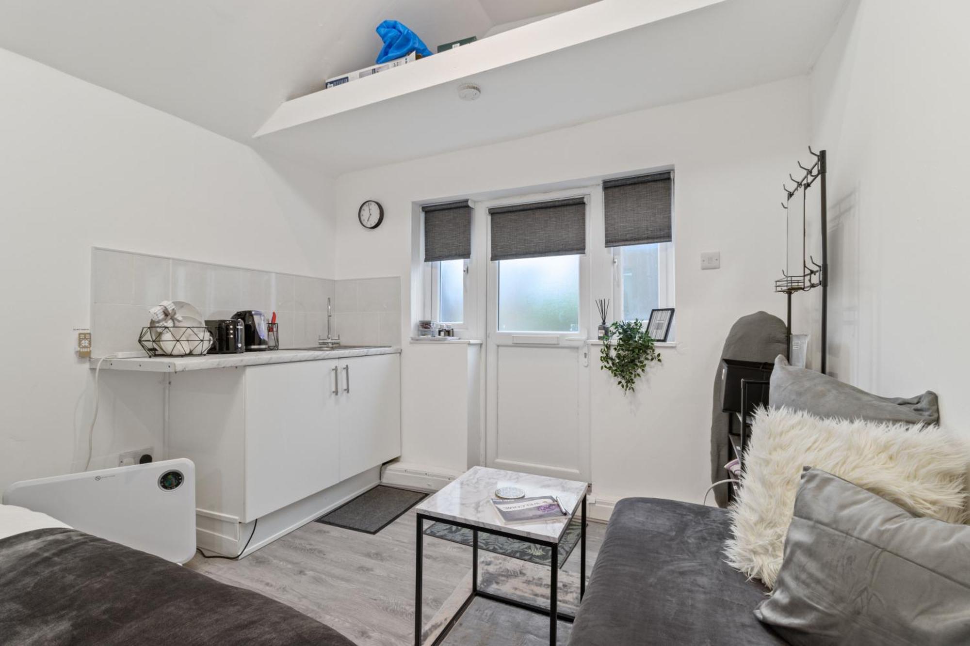 Appartement With Shared Garden - 3min To Bus Stop