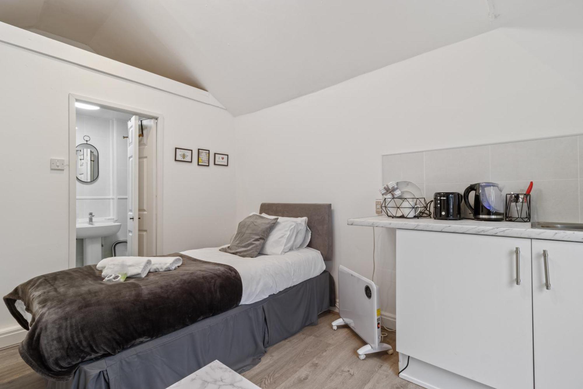 Appartement With Shared Garden - 3min To Bus Stop *