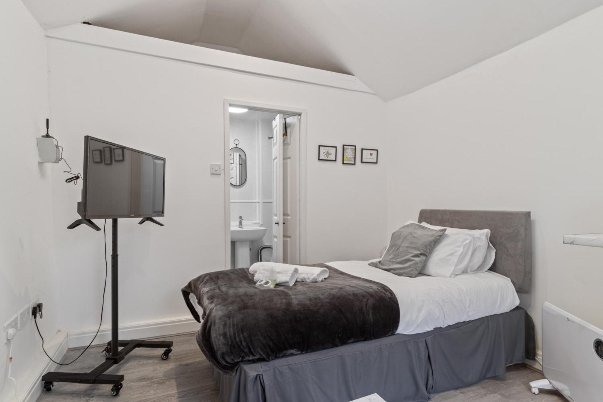 Appartement With Shared Garden - 3min To Bus Stop