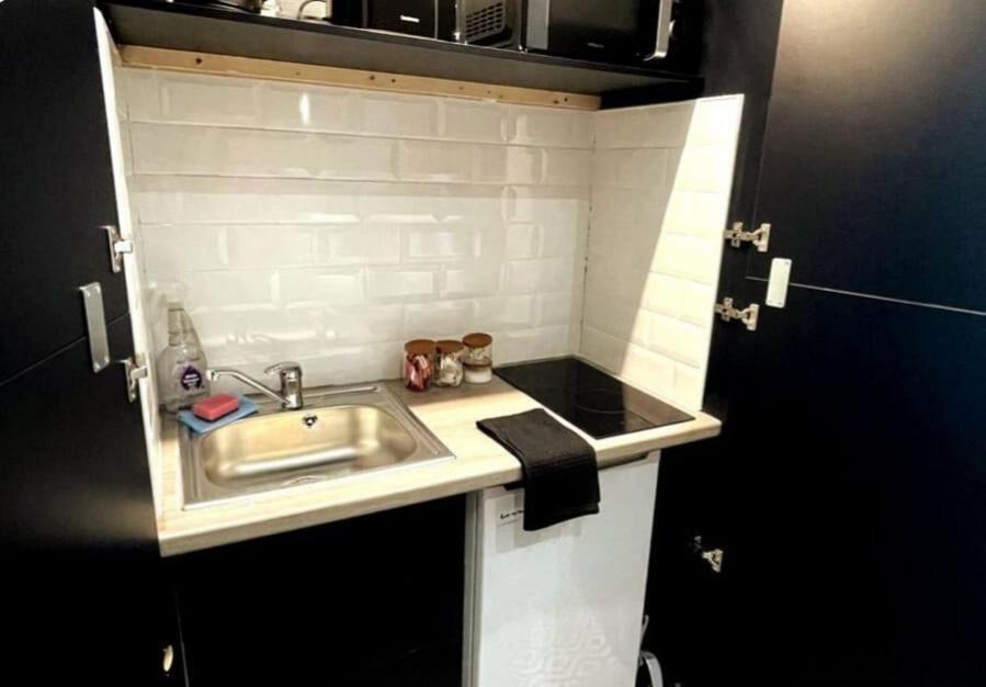 Deluxe Centrally Located In Apartment *