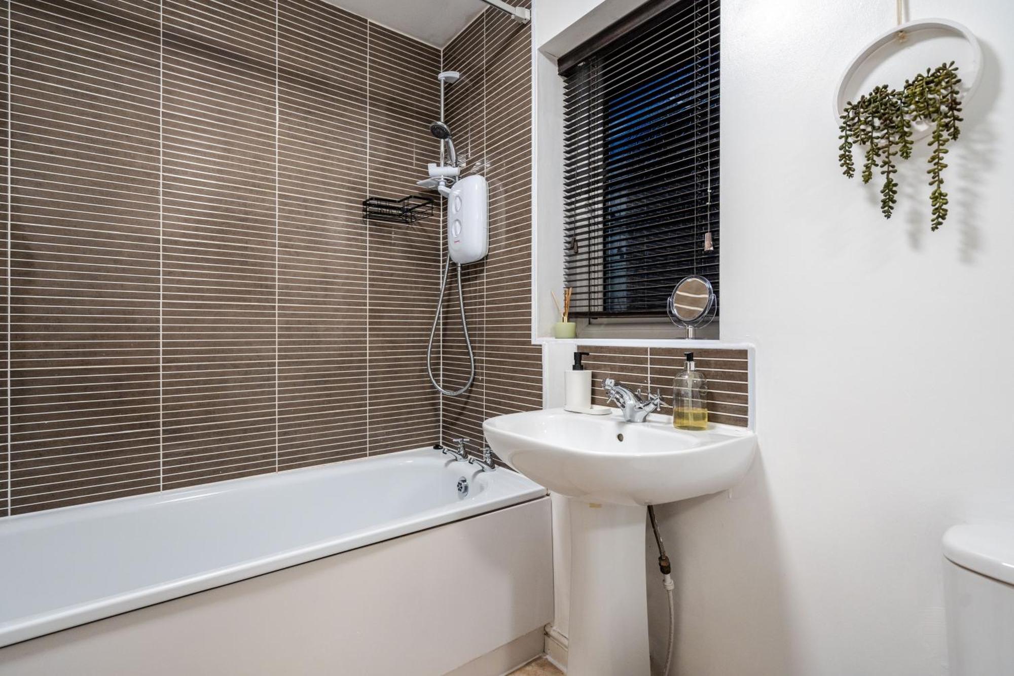 Coop Arena & Etihad - Free Parking - Pool Table Holiday home *