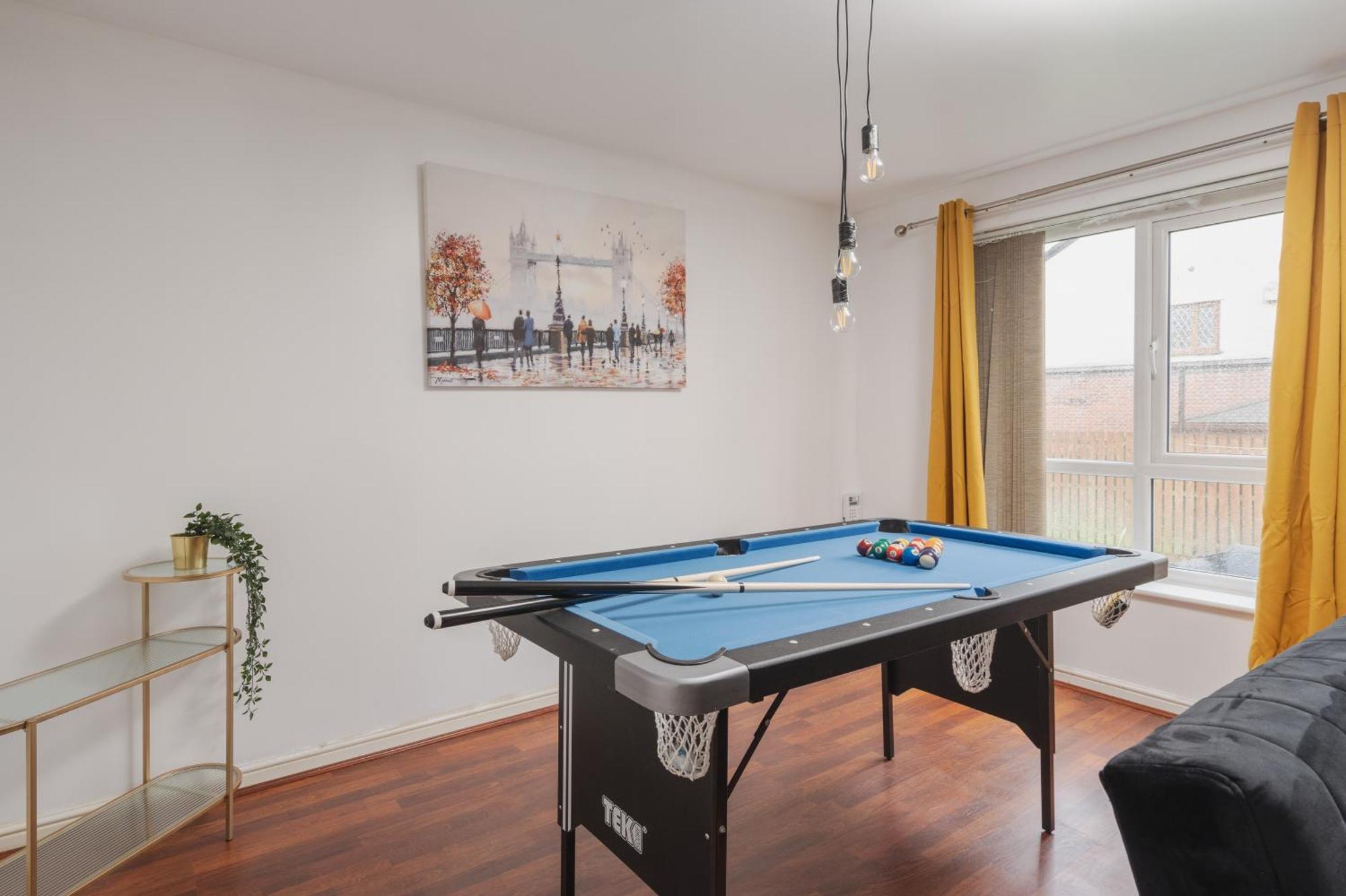 Coop Arena & Etihad - Free Parking - Pool Table *