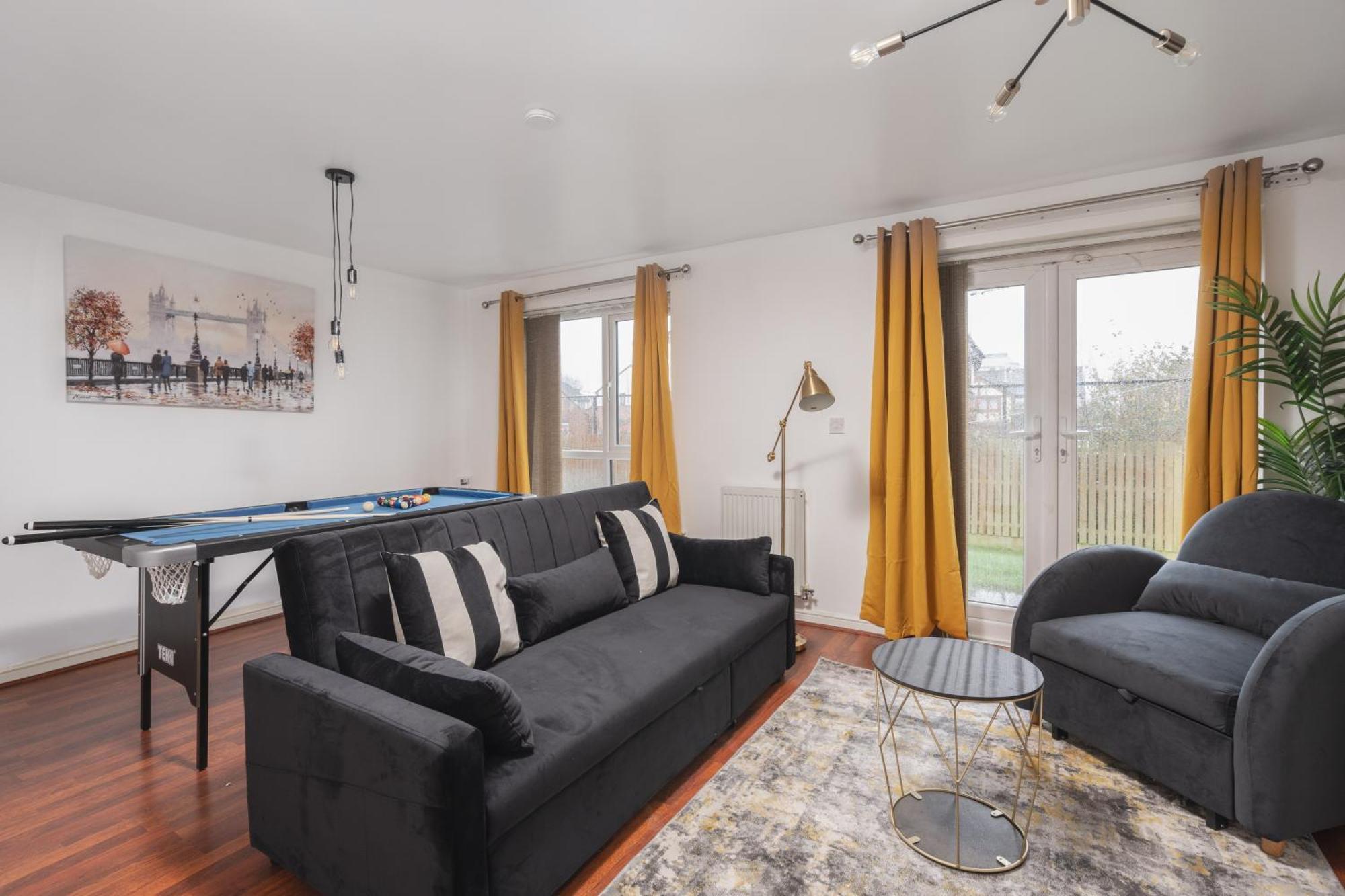 Coop Arena & Etihad - Free Parking - Pool Table Holiday home