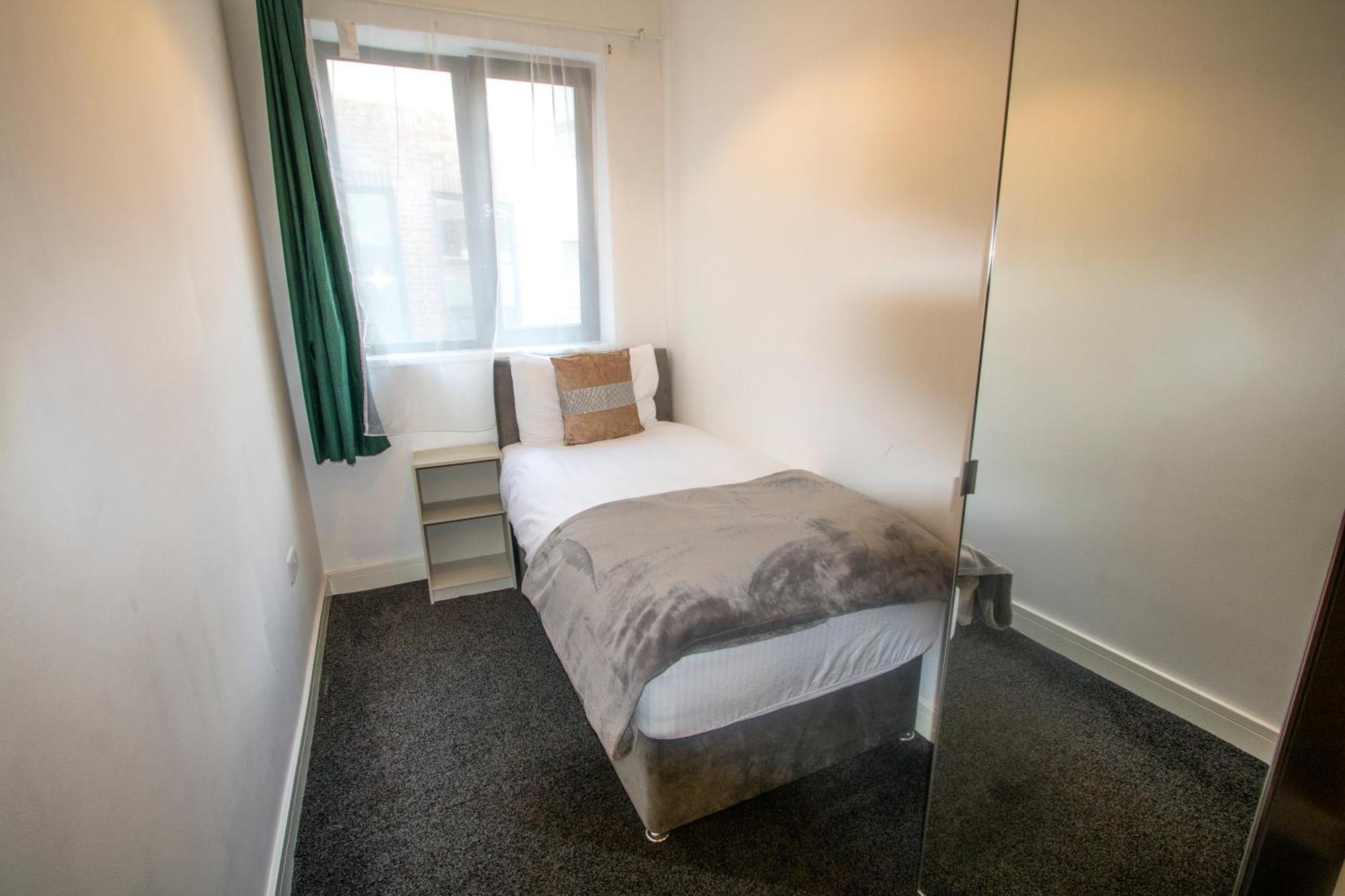 2 Bedroom Flat-free Parking Apartment Manchester