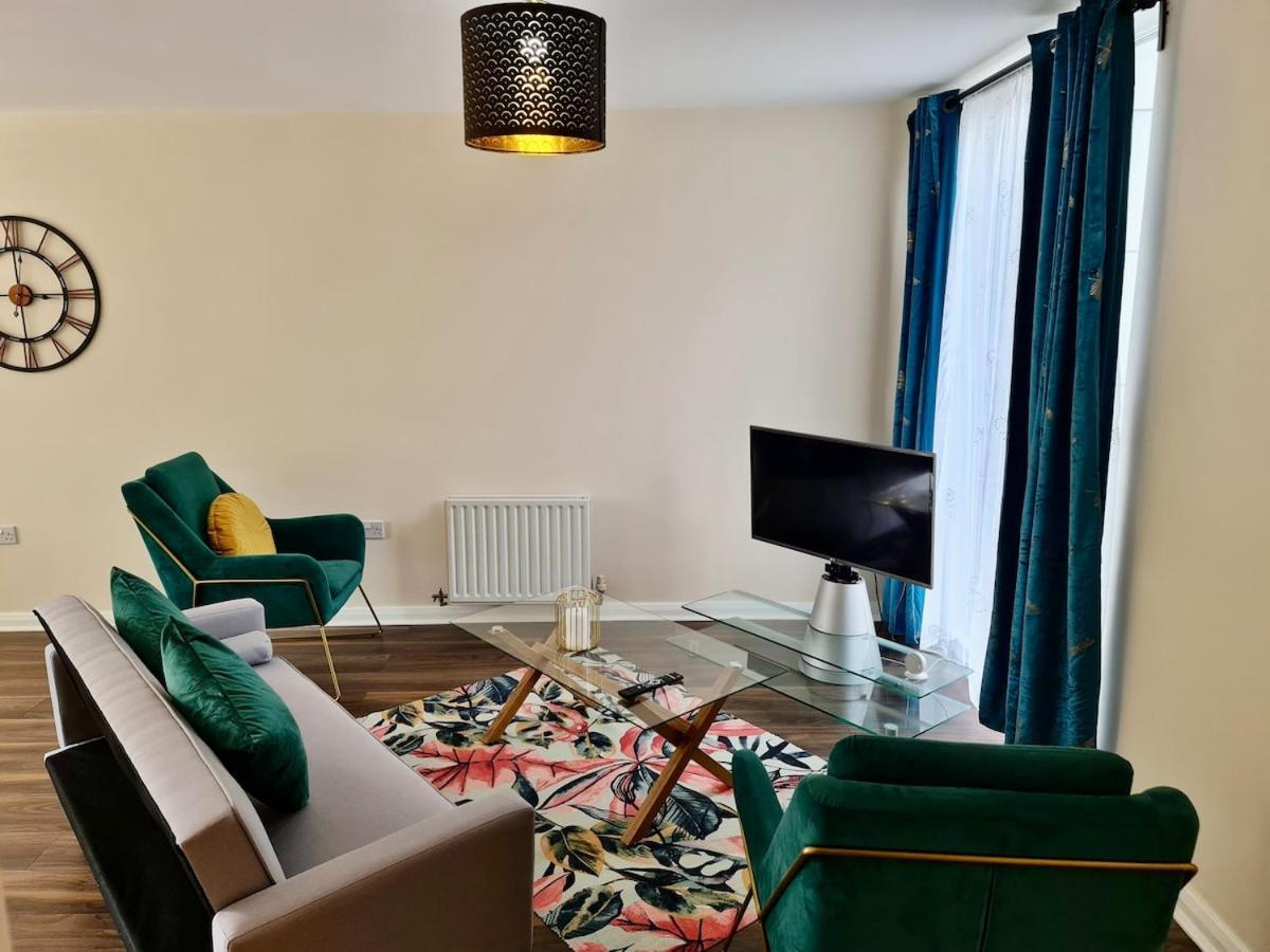 Cute 3 Bedroom House Near Etihad Stadium And Coop Arena With Parking *