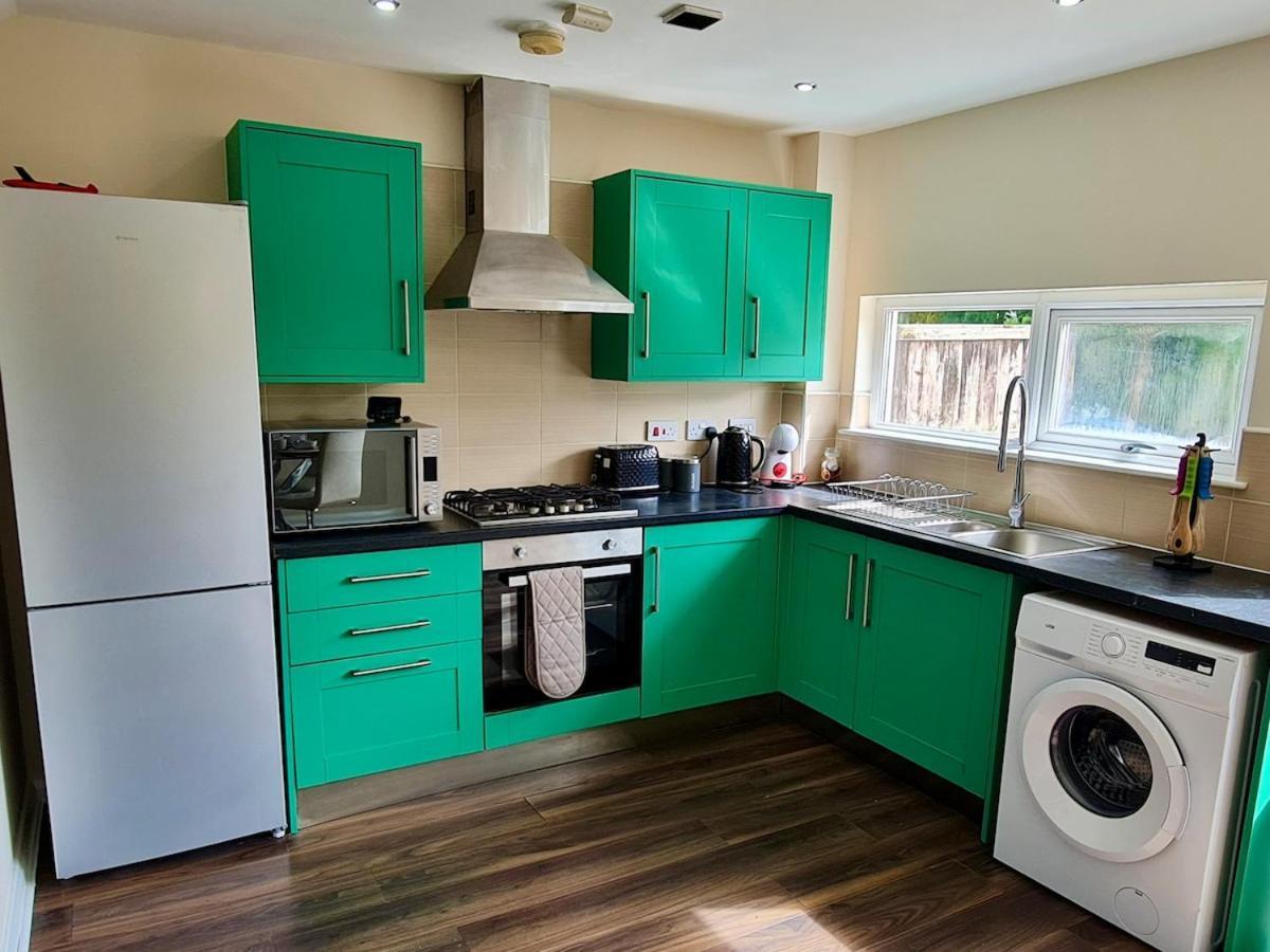 Cute 3 Bedroom House Near Etihad Stadium And Coop Arena With Parking *