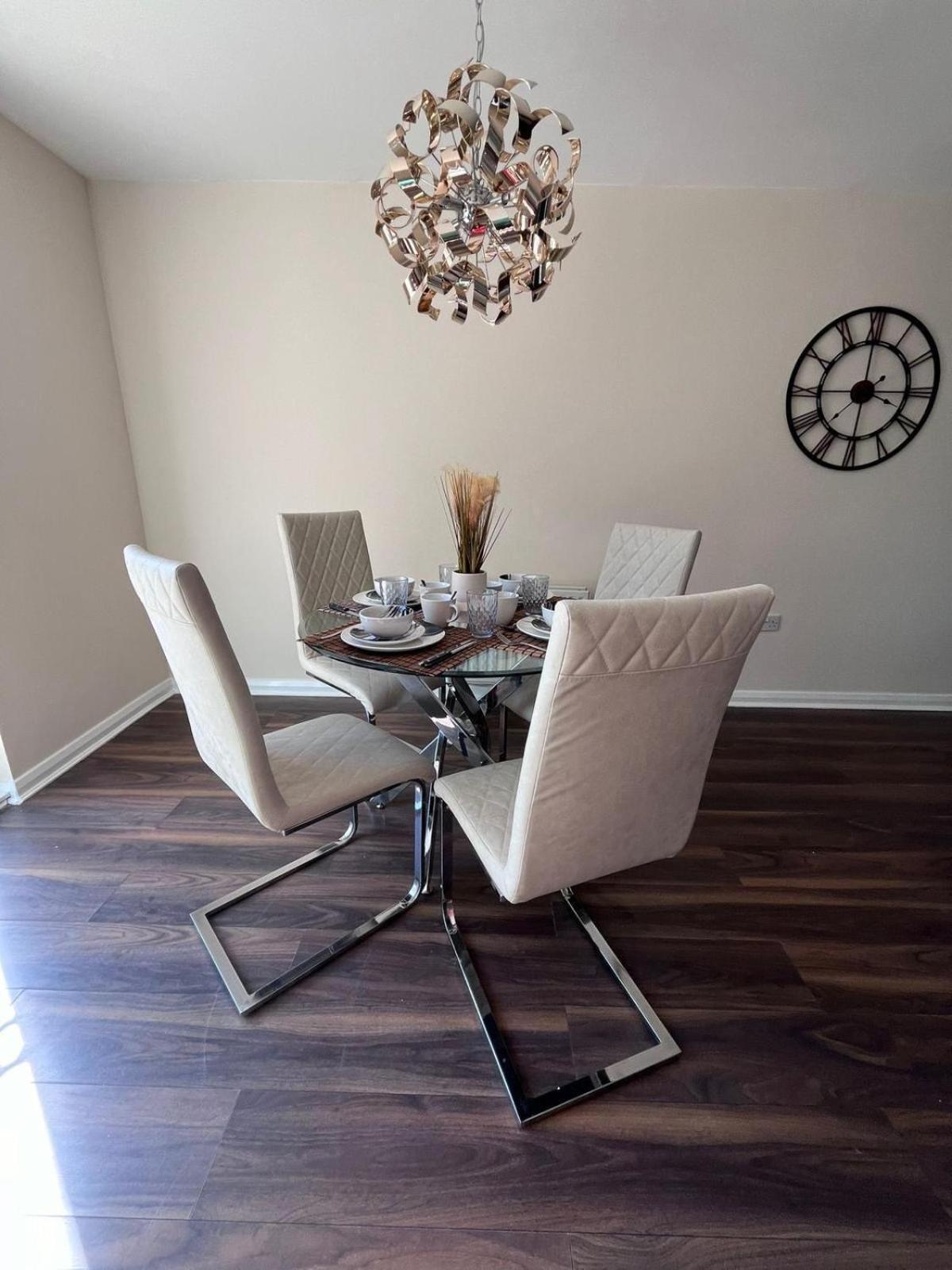 Cute 3 Bedroom House Near Etihad Stadium And Coop Arena With Parking Apartment *