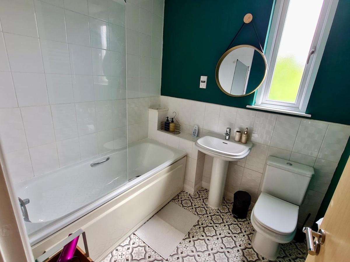 Cute 3 Bedroom House Near Etihad Stadium And Coop Arena With Parking Apartment Manchester