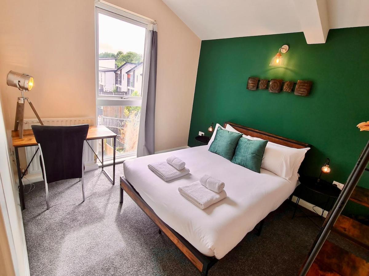 Cute 3 Bedroom House Near Etihad Stadium And Coop Arena With Parking * Manchester