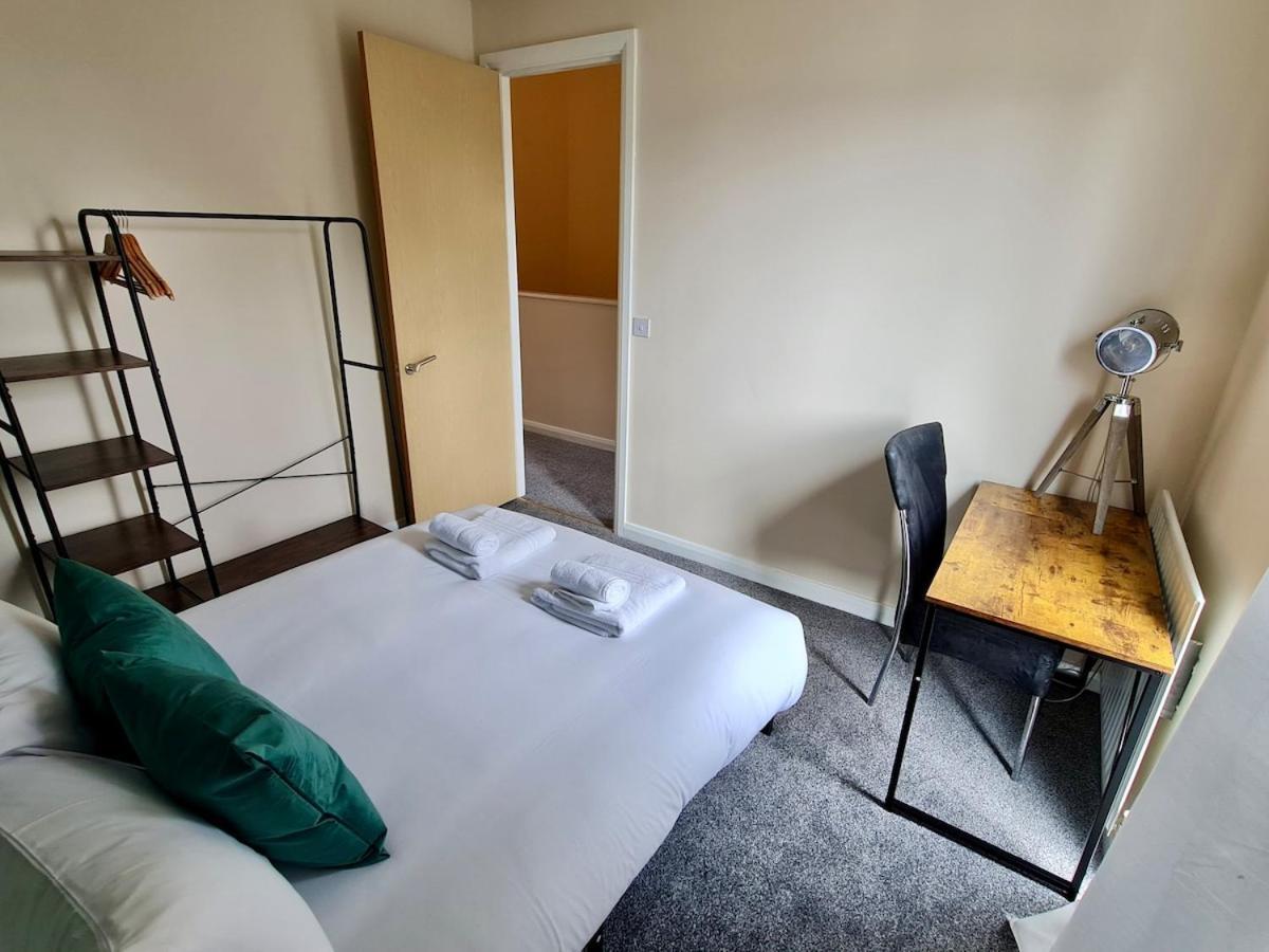 Cute 3 Bedroom House Near Etihad Stadium And Coop Arena With Parking Apartment