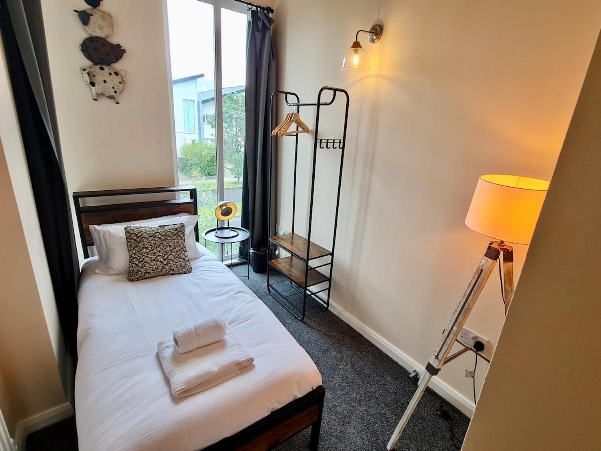 Apartment Cute 3 Bedroom House Near Etihad Stadium And Coop Arena With Parking