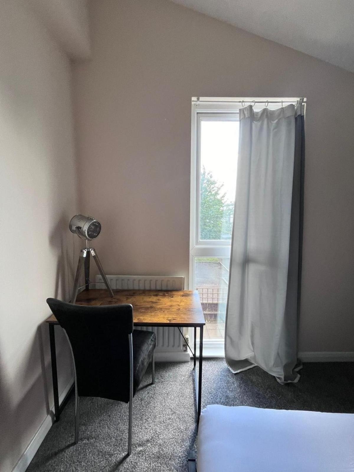 Cute 3 Bedroom House Near Etihad Stadium And Coop Arena With Parking *