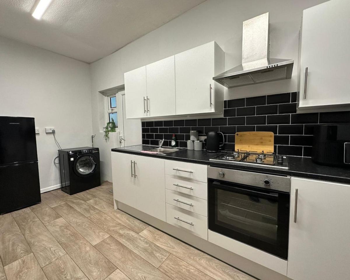 Spacious Home-pooltable-freeparking-10guests * Manchester