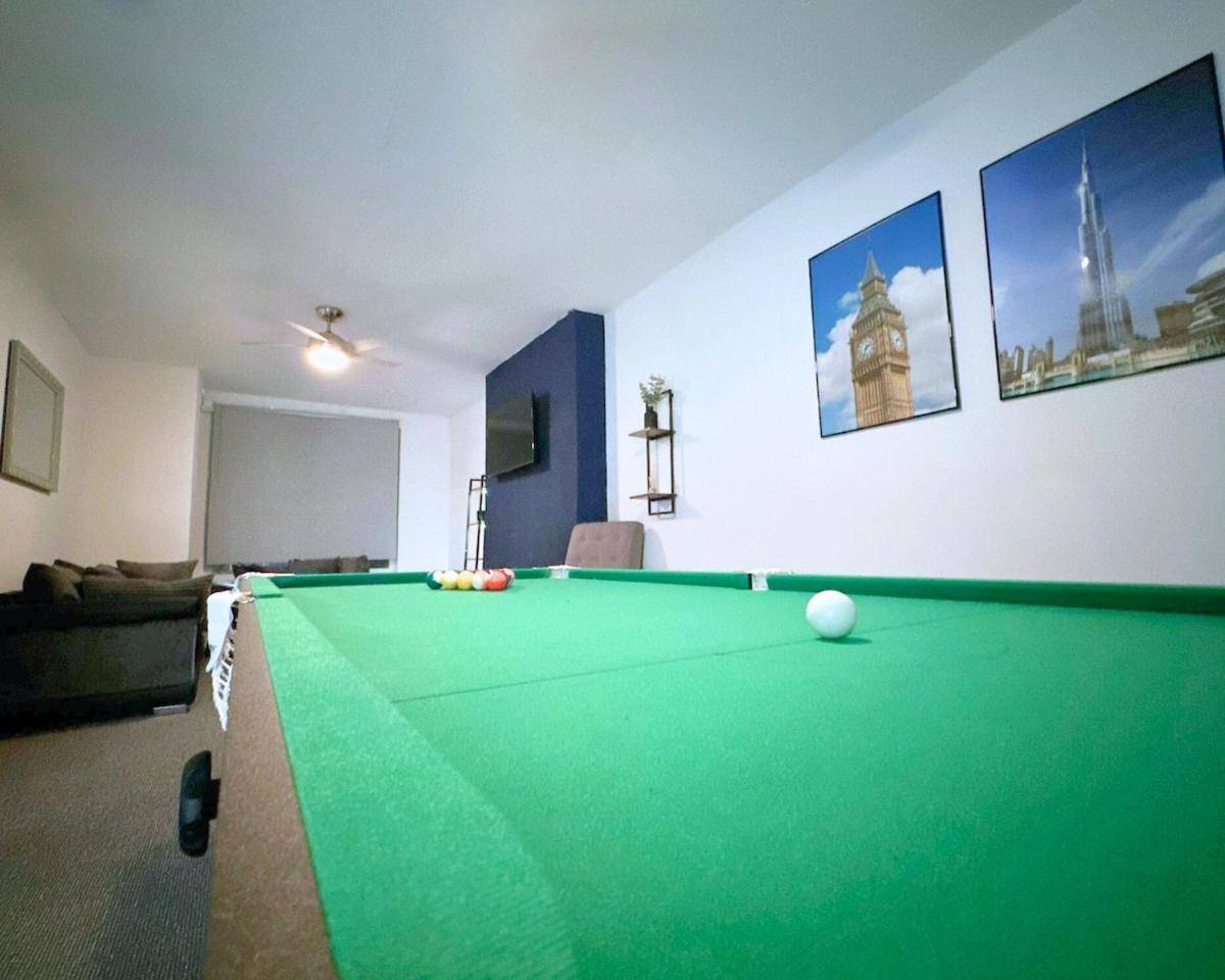 Spacious Home-pooltable-freeparking-10guests Holiday home Manchester
