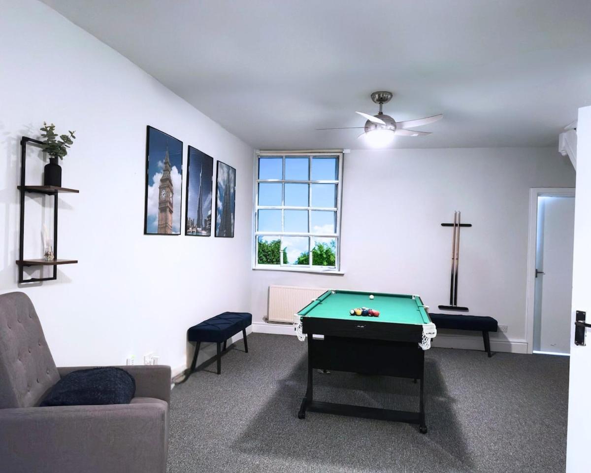 Spacious Home-pooltable-freeparking-10guests Manchester