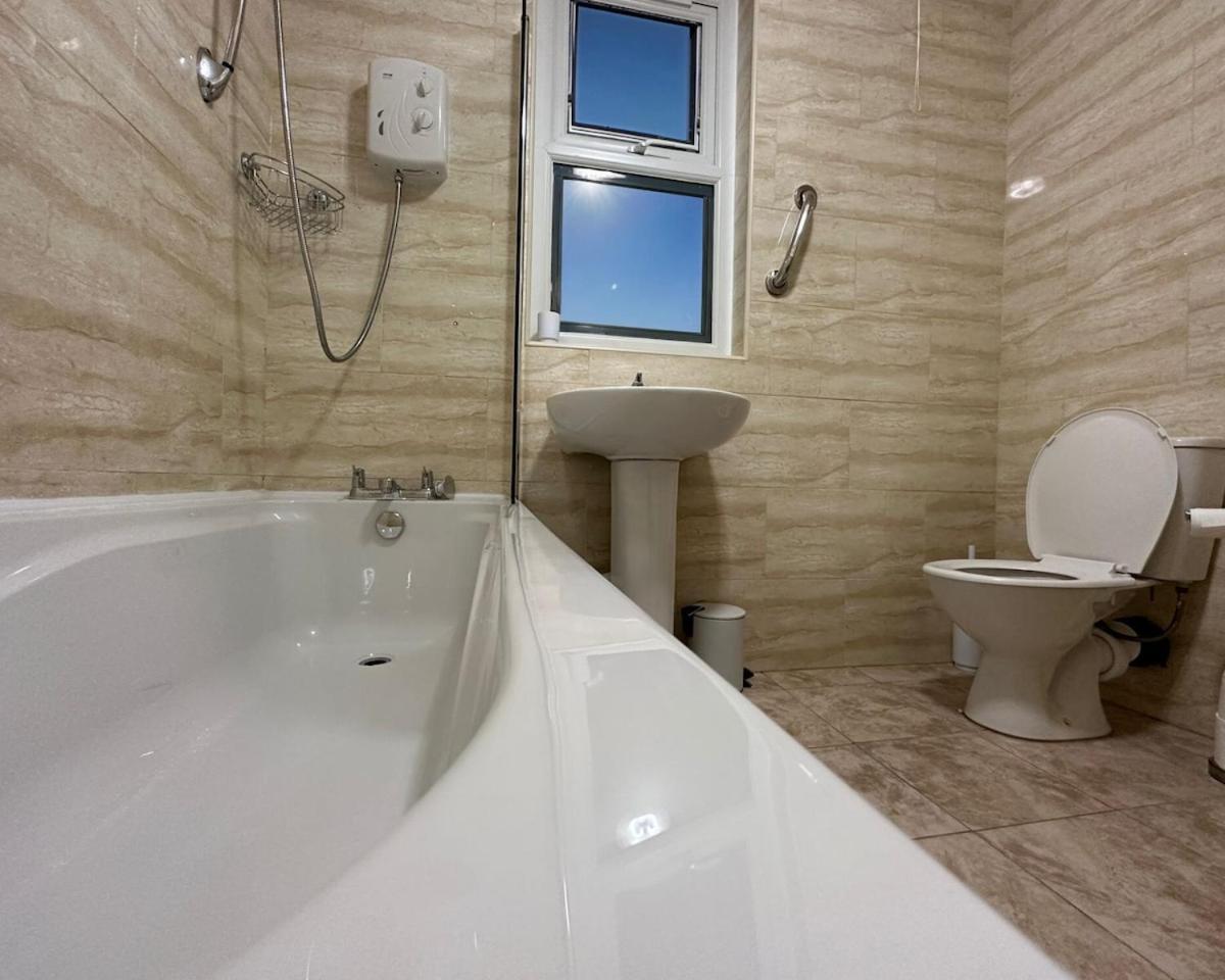 Spacious Home-pooltable-freeparking-10guests Holiday home *