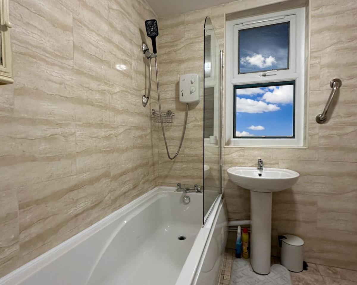 Spacious Home-pooltable-freeparking-10guests